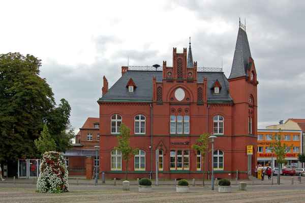 Postgebäude am Marktplatz in Bergen auf Rügen