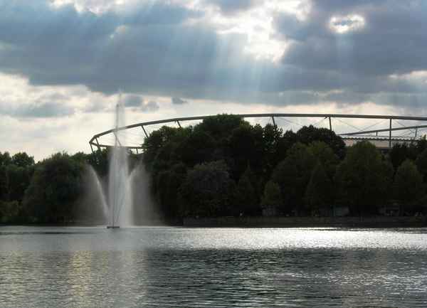 Hannover: Blick vom Maschsee zur AWD-Arena