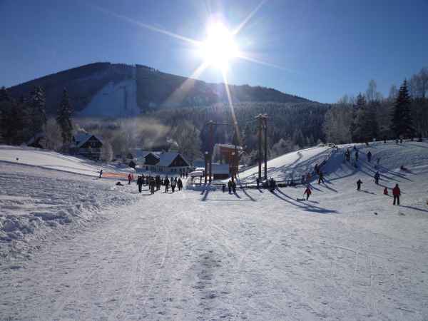 Harrachov im strahlend blauen Himmel