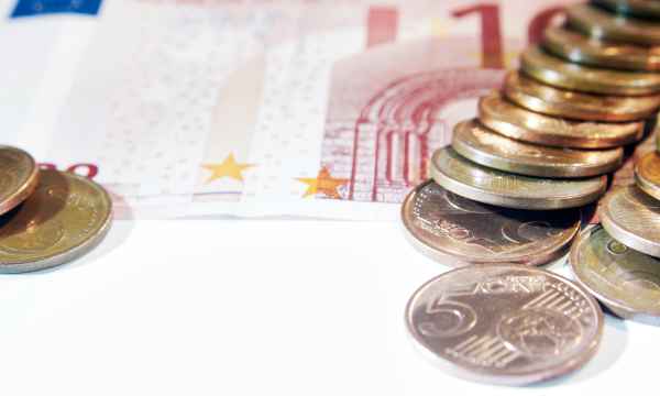 10 Euro-Schein mit mit einigen Cent-Münzen - 2