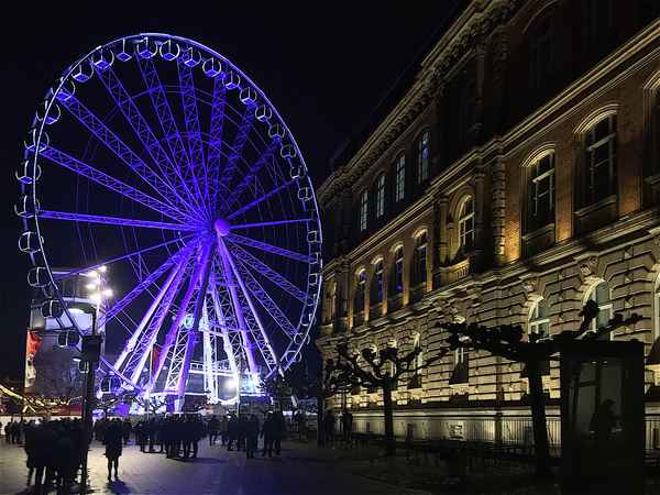 Riesenrad in Düsseldorf an der Rheinpromenade