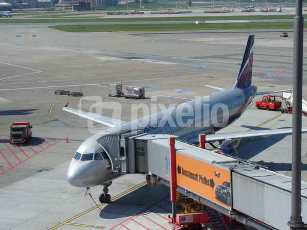 Flugzeug am Gate