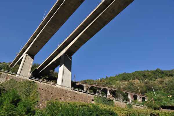 Autobahn A2 und Bahnrampe vor Kehrtunnel