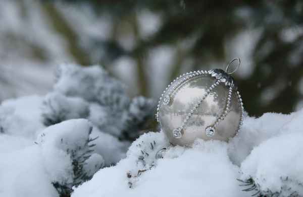 Omas alte Weihnachtskugel im Schnee...3...