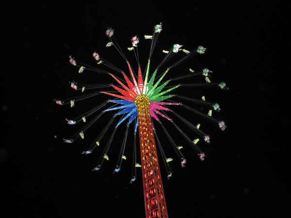 Kettenkarussell auf einem Volksfest bei Nacht / Foto: Alexander Hauk
