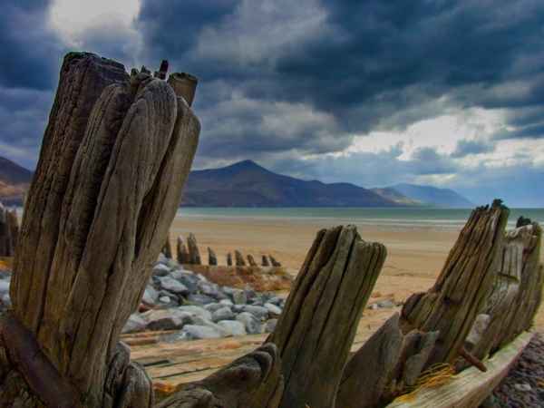 Altes Schiffswrack am Strand von Dingle, Irland