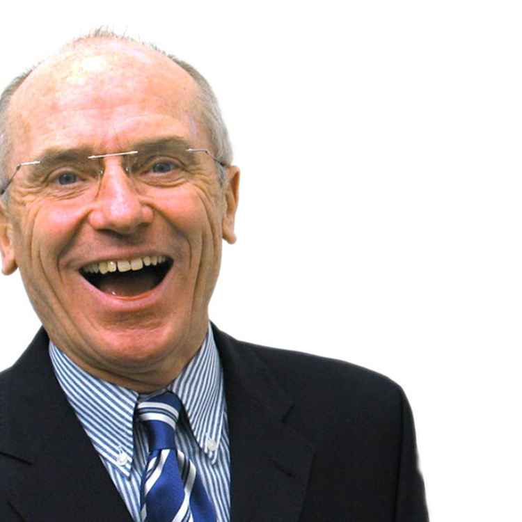 Senior mit Krawatte, lachend