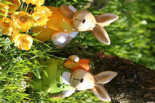 Zwei bunte Osterhäschen