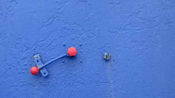 Roter Knopf auf blauen Grund