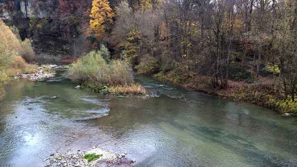 Fluss im Herbst