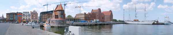 Stadthafen mit Ozeanum und Gorch Fock
