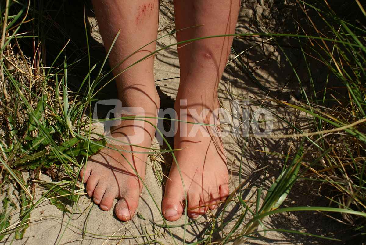 Füße im Schatten des Dünengrases - Endlich Sommer - 91