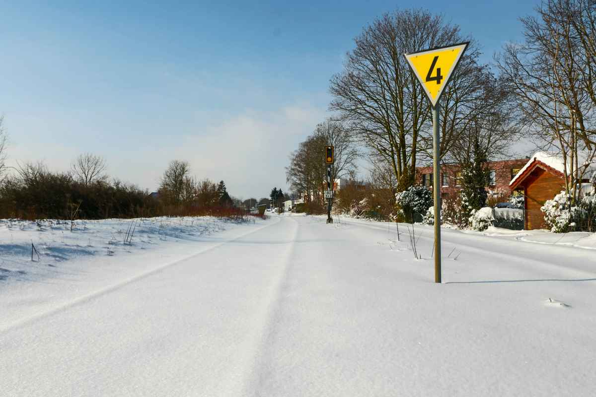 Bahnstrecke versinkt im Schnee