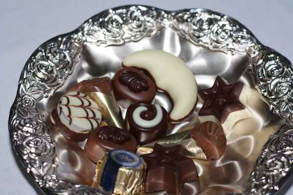 Leckere Pralinen in der Silberschale