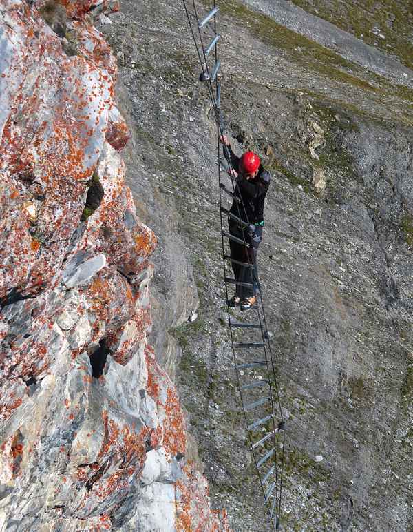 Kletterer auf Drehleiter
