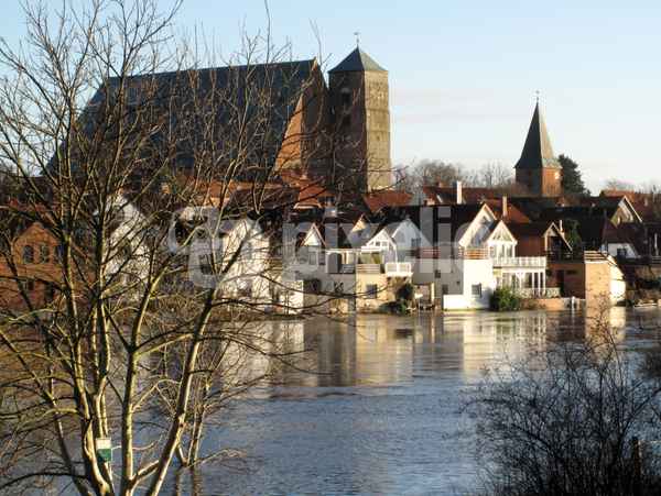 Häuser, Dom und Kirche nah am Wasser