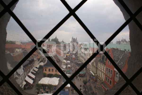 Blick durch Butzenglas auf den Speyerer Dom