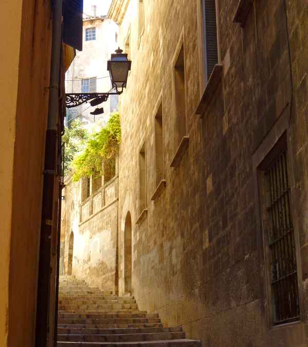 Altstadtgasse mit Laterne und Schuhen