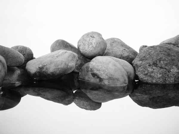 Steine am Seeufer