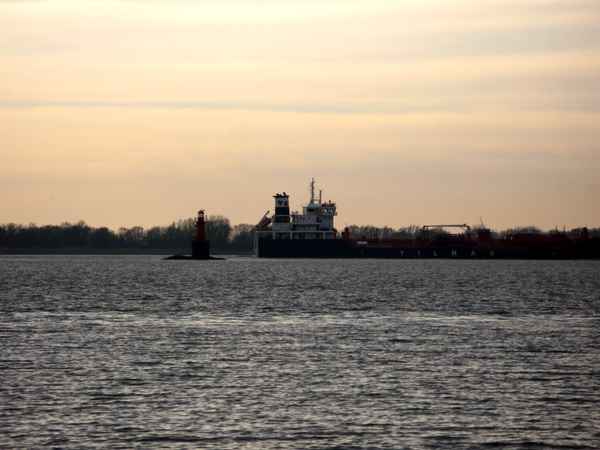 Frachter auf der Elbe