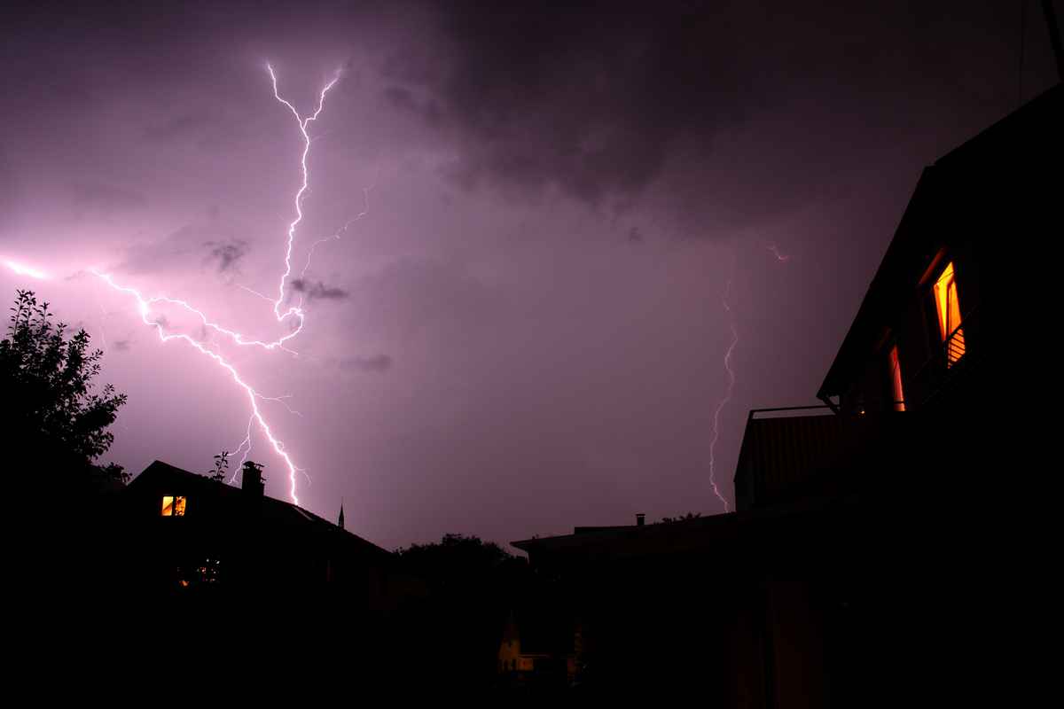 Aus der Wolke zuckt der Strahl