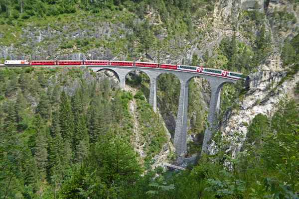 Bernina-Express überfährt das Landwasserviadukt