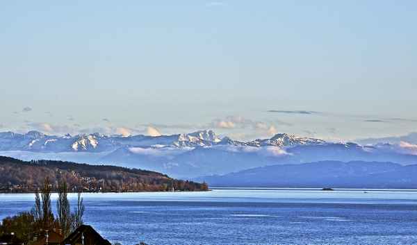 Blick über den Bodensee auf die Alpen