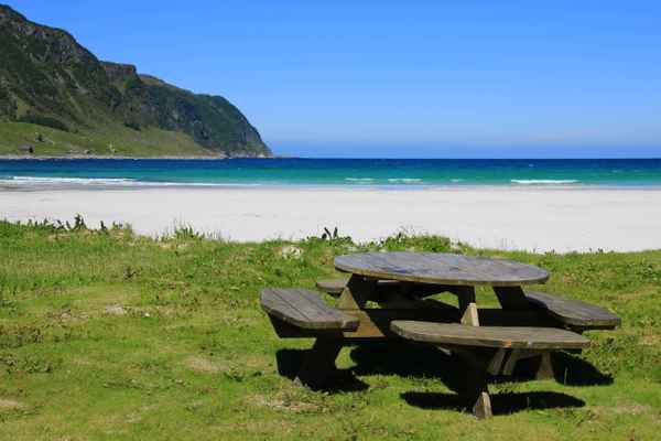 Picknick am blendend-weißen Sandstrand
