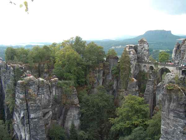 Blick zur Felsenburg Neurathen und zur Basteibrücke
