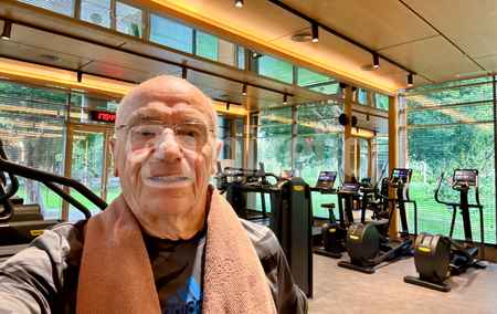 Senior im Fitnessstudio