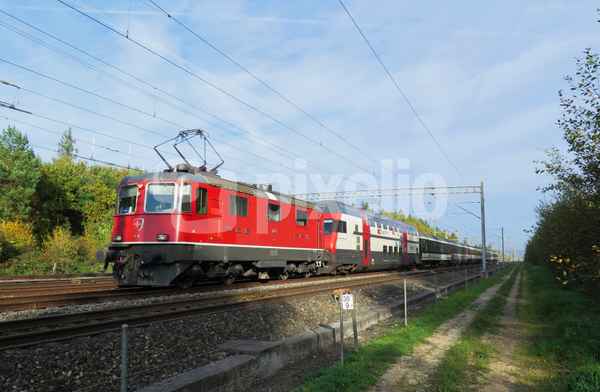 Regionalzug mit Re 4/4-Vorspann
