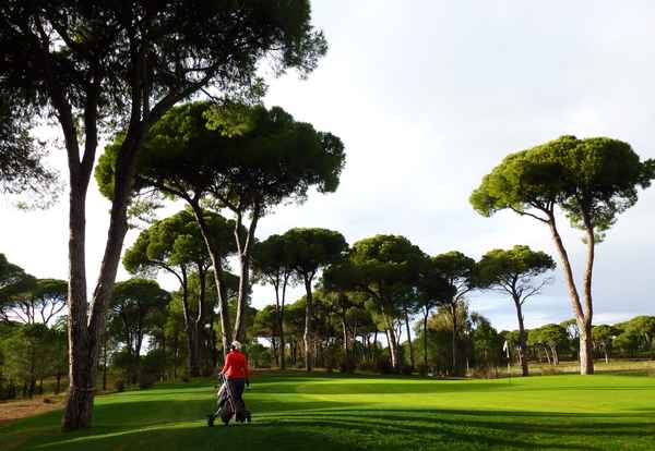 Golferin auf dem Faldo-Course, Bahn 20, Belek