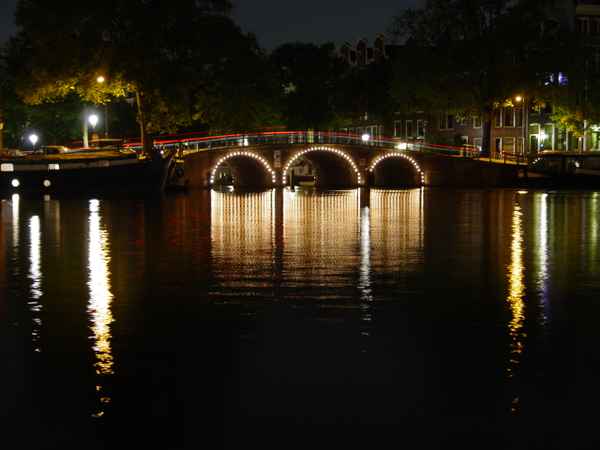 Brücke bei Nacht