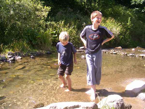 Nackte Füße im Fluss