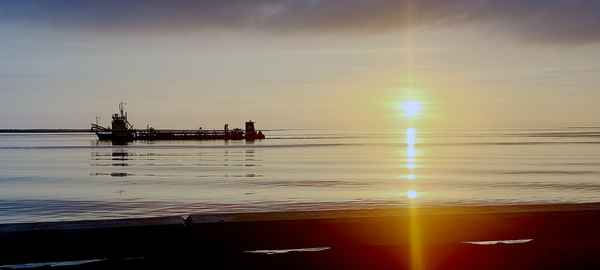 Öltanker vor Esbjerg bei Sonnenuntergang