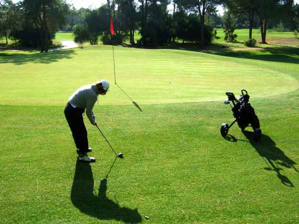 Golferin beim Chip