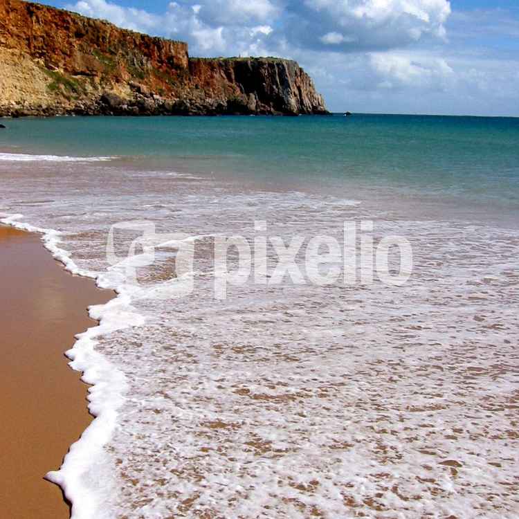 Strand mit Steilküste