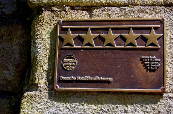 Deutsche Hotelklassifizierung Fünf Sterne = Luxus