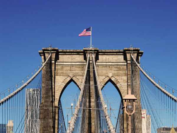 Brooklyn-Bridge mit Fahne