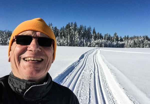 Senior auf der Langlauf-Loipe