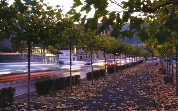 Abendverkehr in der Dämmerung
