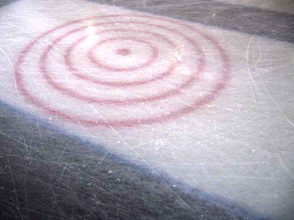 Eisfläche mit Ziel Stockschießen