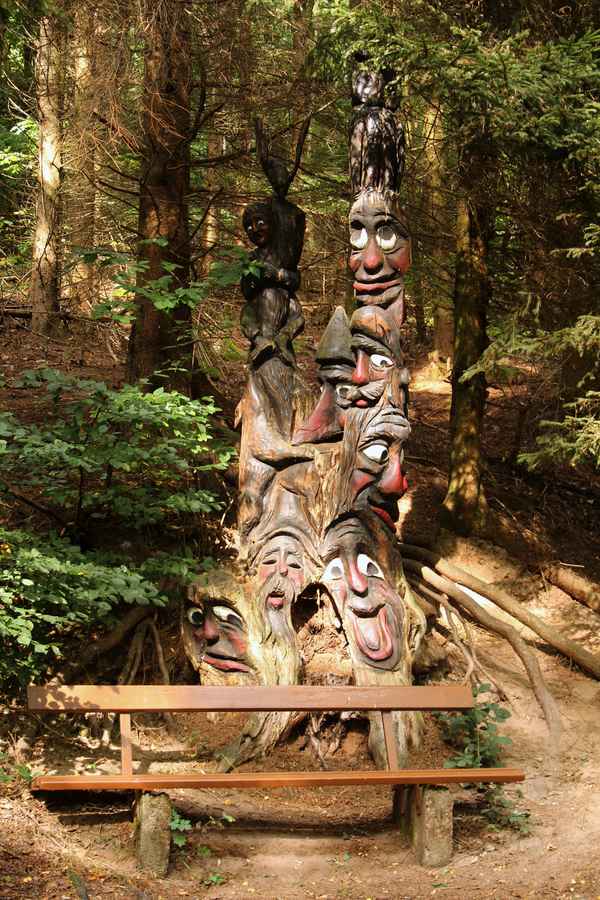 geschnitzte waldgeister....