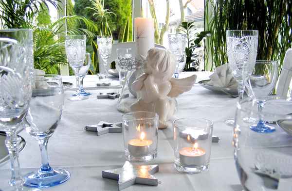 festlich gedeckter tisch