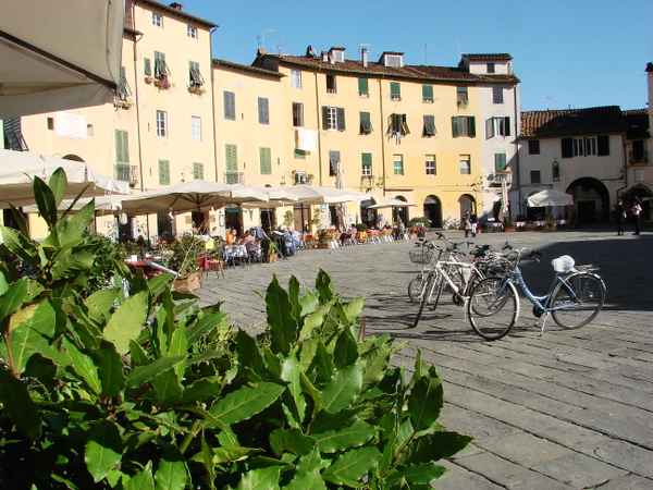LUCCA Piazza_San_Michele