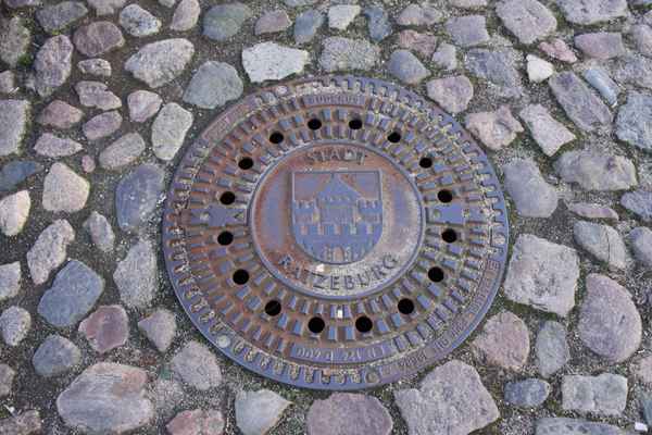 Gullideckel mit Wappen