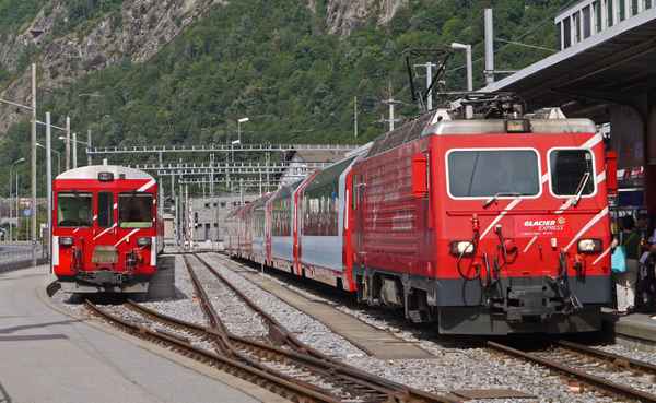 Glacier Express vor der Abfahrt