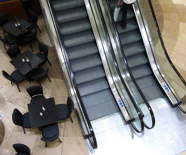 Rolltreppe im Einkaufscenter 2