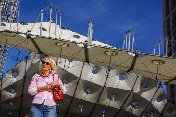 Seniorin in Paris - La Defense_3