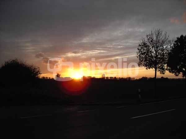 die Sonne versinkt in den Niederrungen des Niederrheins